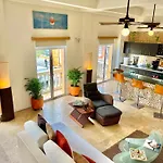 By Calamari Homes - Parque Centenario 206 Walled City